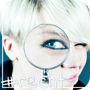 Quelle: Foto von Emiliano Vittoriosi auf unsplash Junge Frau mit kurzen blonden Haaren schaut durch eine große Lupe auf die/den Betrachter*in.